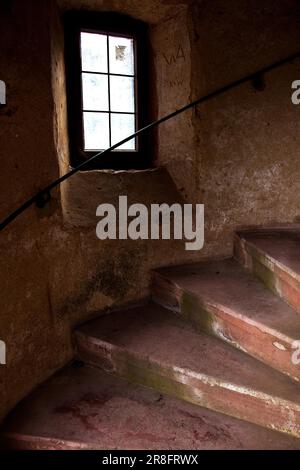 Alte Wendeltreppe im Schloss Dilsberg Stockfoto