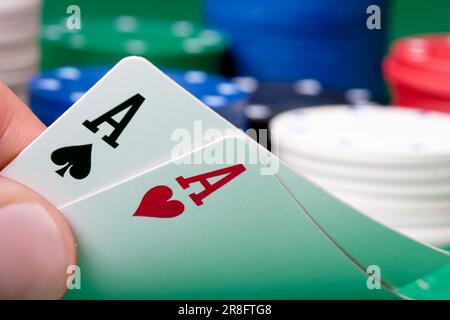 Stapel Chips und zwei Asse Stockfoto