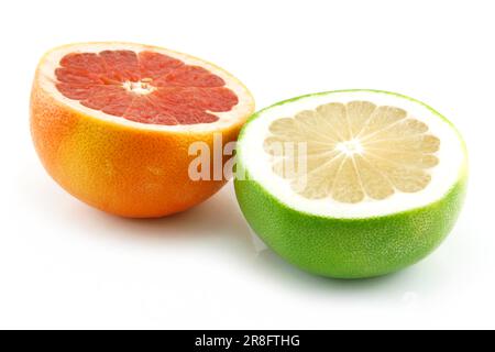 Zwei reife Grapefruits, isoliert auf weißem Hintergrund Stockfoto