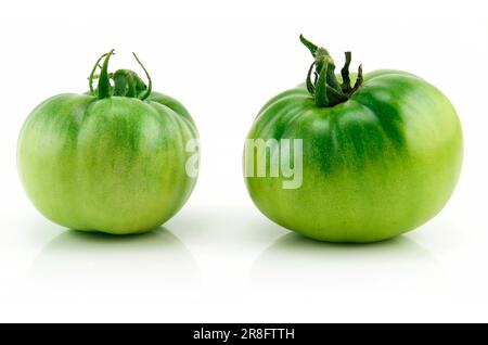 Zwei reife grüne Tomaten, isoliert auf weißem Hintergrund Stockfoto