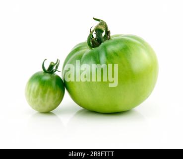 Zwei reife grüne Tomaten, isoliert auf weißem Hintergrund Stockfoto