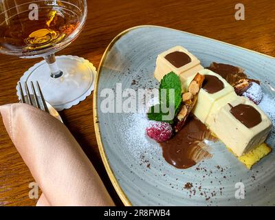 Modernes Design eines Tiramisu und Glas mit Brandy Stockfoto