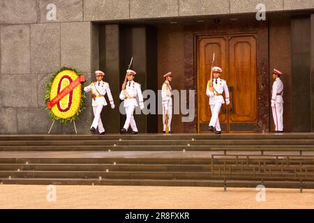 Wachen vor dem Ho-Chi-Minh-Mausoleum, Hanoi, Wachsoldat, Wachen, Vietnam Stockfoto