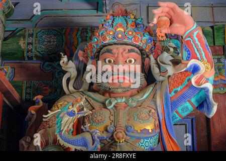 Sokcho, Südkorea - 17. Juni 2023: Detail des Seoraksan Sinheungsa Tempels, es ist ein buddhistischer Tempel in Sokcho, Südkorea. Stockfoto