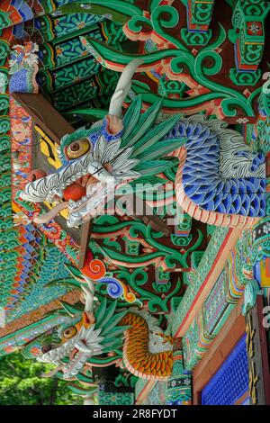 Sokcho, Südkorea - 17. Juni 2023: Detail des Seoraksan Sinheungsa Tempels, es ist ein buddhistischer Tempel in Sokcho, Südkorea. Stockfoto