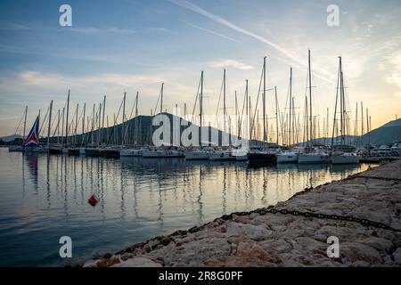 KAS, Türkei - 7. Juni 2023: Blick auf viele Luxusboote und Yachten im Hafen. Moderner Yachthafen in Kas, Türkei Stockfoto