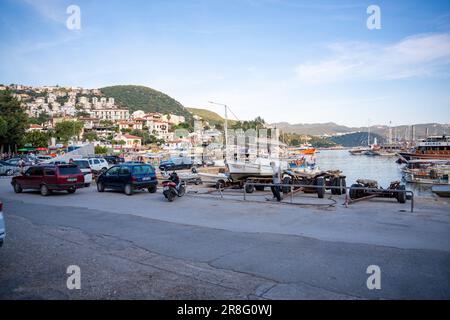 KAS, Türkei - 7. Juni 2023: Blick auf die Straße in der Altstadt von Kas mit altem Yachthafen am Abend. Die Stadt KAS ist ein beliebtes Touristenziel in der Türkei Stockfoto