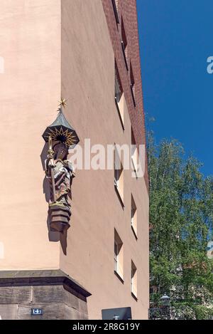 Skulptur von St. Nicholas, Hausfigur in einem Wohnhaus, Albrecht-Duerer-Platz 4, Nürnberg, Mittelfrankreich, Bayern, Deutschland Stockfoto