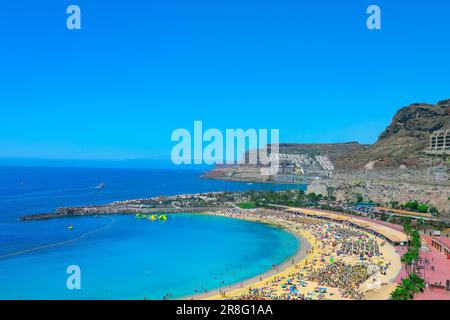 Playa de Amadores auf Gran Canaria. Weißer Sandstrand und Meereslagune Stockfoto