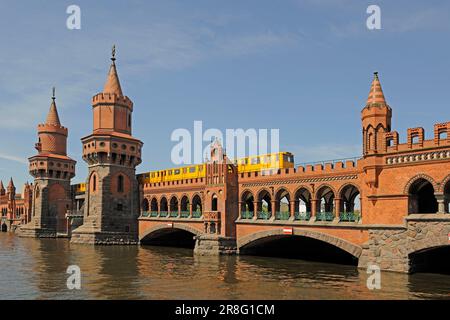 Oberbaumbrücke über die Spree, Architekt Calatrava, Berlin-Friedrichshain, Deutschland Stockfoto