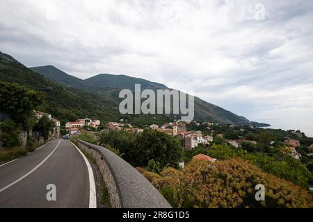 Großartige Küstenstraße mit Blick auf die Küste und das Mittelmeer in Salerno, Kampanien, Salerno, Italien Stockfoto