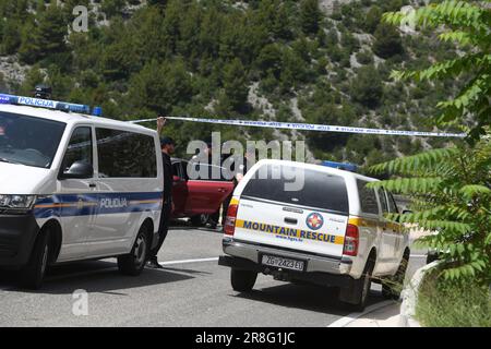 Sibenik, Kroatien. 21. Juni 2023. Im Canyon des Flusses Cikola im Gebiet Pakovo Selo im Kreis Sibenik-Knin ist ein Hubschrauber der ungarischen Streitkräfte, der sich zur Ausbildung in Kroatien befand, abgestürzt. Die Polizei blockierte die Straße zur Absturzstelle des Hubschraubers, ein Hubschrauber Mi-171 Sh und ein Pilatus-Flugzeug der kroatischen Luftwaffe schlossen sich der Suche nach einem Militärhubschrauber an, der abstürzte, drei Passagiere wurden am 21. Juni 2023 in Pakovo Selo, Kroatien, tot aufgefunden. Foto: Hrvoje Jelavic/PIXSELL Credit: Pixsell/Alamy Live News Stockfoto