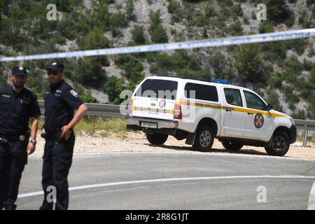 Sibenik, Kroatien. 21. Juni 2023. Im Canyon des Flusses Cikola im Gebiet Pakovo Selo im Kreis Sibenik-Knin ist ein Hubschrauber der ungarischen Streitkräfte, der sich zur Ausbildung in Kroatien befand, abgestürzt. Die Polizei blockierte die Straße zur Absturzstelle des Hubschraubers, ein Hubschrauber Mi-171 Sh und ein Pilatus-Flugzeug der kroatischen Luftwaffe schlossen sich der Suche nach einem Militärhubschrauber an, der abstürzte, drei Passagiere wurden am 21. Juni 2023 in Pakovo Selo, Kroatien, tot aufgefunden. Foto: Hrvoje Jelavic/PIXSELL Credit: Pixsell/Alamy Live News Stockfoto