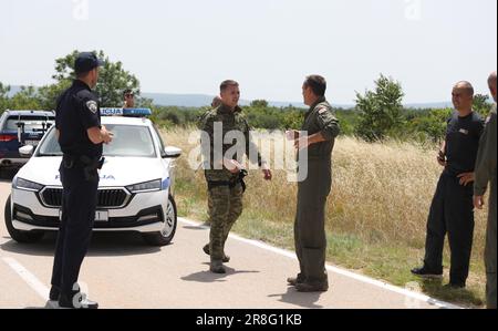 Pakovo Selo, Kroatien. 21. Juni 2023. Im Canyon des Flusses Cikola im Gebiet Pakovo Selo im Kreis Sibenik-Knin ist ein Hubschrauber der ungarischen Streitkräfte, der sich zur Ausbildung in Kroatien befand, abgestürzt. Die Polizei blockierte die Straße zur Absturzstelle des Hubschraubers, ein Hubschrauber Mi-171 Sh und ein Pilatus-Flugzeug der kroatischen Luftwaffe schlossen sich der Suche nach einem Militärhubschrauber an, der abstürzte, drei Passagiere wurden am 21. Juni 2023 in Pakovo Selo, Kroatien, tot aufgefunden. Foto: Dusko Jaramaz/PIXSELL Credit: Pixsell/Alamy Live News Stockfoto