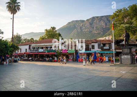 KAS, Türkei - 7. Juni 2023 : Menschen auf der alten Straße in der Stadt Kas. Die Stadt KAS ist eine beliebtere Touristenattraktion in der Türkei Stockfoto