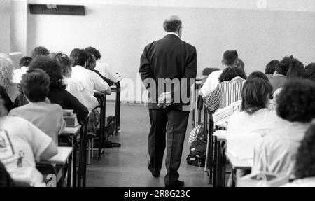 MILANO - SCUOLE SUPERIORI, STULATURE AGLI ESAMI DI MATURITA' SCRITTI ANNO 1988 NUR REDAKTIONELLE VERWENDUNG Stockfoto