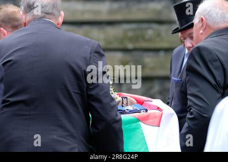 Hereford Cathedral, Hereford, Herefordshire, Großbritannien – Mittwoch, 21. Juni 2023 – die Beerdigung von Mel Parry QGM fand heute Nachmittag in der Hereford Cathedral statt. Seine Baskenmütze und sein Gürtel schmückten die Oberseite seines Sarges, der mit einer walisischen Flagge bedeckt war. Mel Parry erhielt die Queens Gallantry Medal ( QGM ) für seine Rolle beim Angriff des Special Air Service ( 22 SAS Regt ) auf die iranische Botschaft in London am 5. Mai 1980, um Geiseln freizulassen, die von sechs Schützen festgehalten wurden. Foto Steven May/Alamy Live News Stockfoto