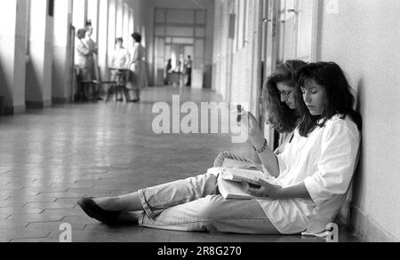 MILANO - SCUOLA SUPERIORE CAVALIERI, ESAMI DI MATURITA' ORALI ANNO 1988 NUR REDAKTIONELLE VERWENDUNG Stockfoto