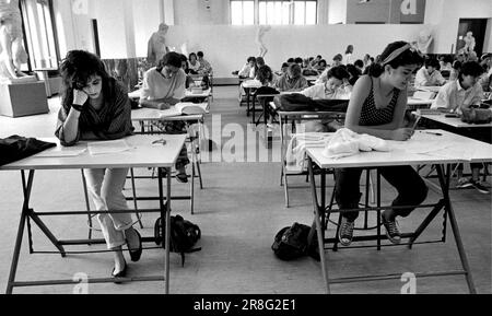 MILANO - INIZIO DEGLI ESAMI DI MATURITA' NELLE SCUOLE SUPERIORI, PROVA SCRITTA, II° LICEO ARTISTICO NUR REDAKTIONELLE VERWENDUNG Stockfoto