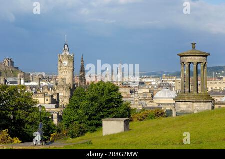 Dugald Stewart Monument, Calton Hill, Blick auf den Uhrturm des Balmoral Hotel Tower, Edinburgh, Lothian, Schottland, Großbritannien Stockfoto