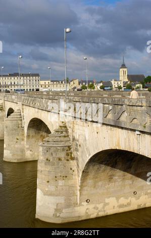 Steinbrücke über die Loire, Saumur, Pays de la Loire, Frankreich, Loire-Tal Stockfoto
