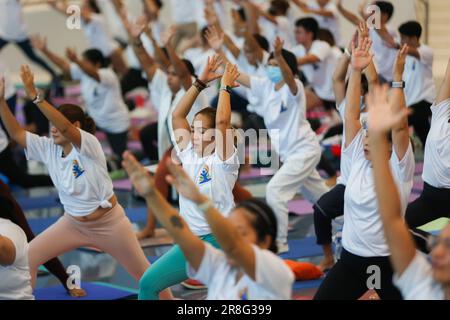 Pasay City. 21. Juni 2023. Die Teilnehmer nehmen am 21. Juni 2023 an einer Yoga-Session Teil, um den Internationalen Yoga-Tag in einem Einkaufszentrum in Pasay City auf den Philippinen zu feiern. Im Jahr 2014 haben die Vereinten Nationen den 21. Juni zum Internationalen Tag von Yoga erklärt. Kredit: Rouelle Umali/Xinhua/Alamy Live News Stockfoto