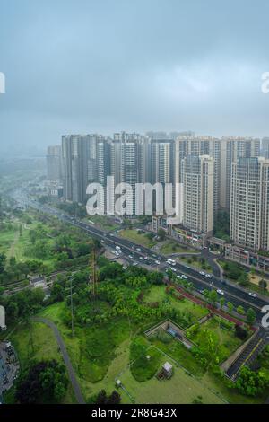 Bewölktes und regnerisches Wetter in den städtischen Wohngebäuden von Chengdu Stockfoto