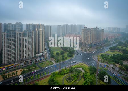 Bewölktes und regnerisches Wetter in den städtischen Wohngebäuden von Chengdu Stockfoto