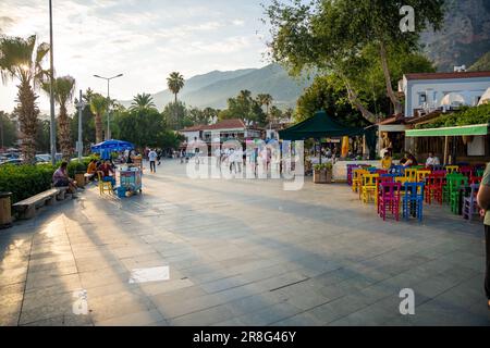 KAS, Türkei - 7. Juni 2023 : Menschen auf der alten Straße in der Stadt Kas. Die Stadt KAS ist eine beliebtere Touristenattraktion in der Türkei Stockfoto