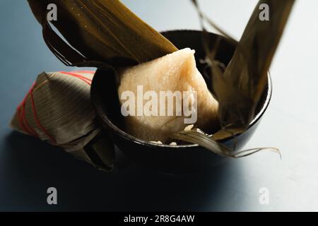Zongzi wurde auf den Tisch gelegt Stockfoto