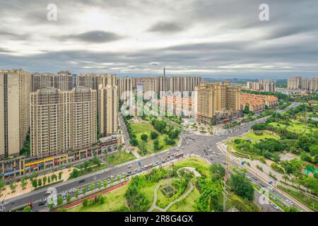Bewölktes und regnerisches Wetter in den städtischen Wohngebäuden von Chengdu Stockfoto