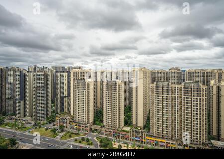 Bewölktes und regnerisches Wetter in den städtischen Wohngebäuden von Chengdu Stockfoto