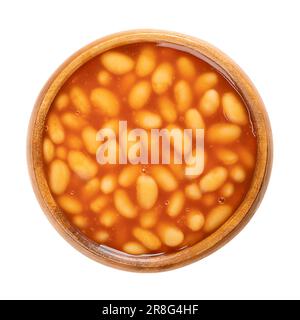 Gebackene Bohnen in Tomatensoße, in einer Holzschüssel. Ein Gericht, das weiße Bohnen enthält und im Dampfverfahren gekocht wird. Fertiggerichte. Stockfoto