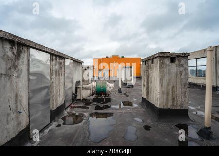 Bewölktes und regnerisches Wetter in den städtischen Wohngebäuden von Chengdu Stockfoto