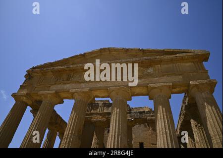 Landschaft mit malerischem Blick auf den Tempel des Dorischen Ordens Concordia an der archäologischen Ausgrabungsstätte Tal der Tempel in Agrigento Sizilien, Italien. Stockfoto