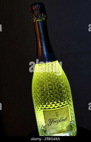 Freixenet-Flasche, gekürzt, schwarzer Hintergrund, Nordrhein-Westfalen, Deutschland Stockfoto