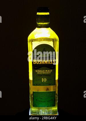 Bushmills Single Malt Whiskey Flasche, gekürzt, schwarzer Hintergrund, Nordrhein-Westfalen, Deutschland Stockfoto