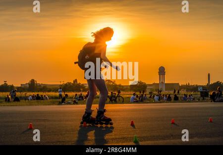 Rollschuhlaufen, Inline Skate, Abend, Freizeit, Tempelhofer Feld, Sunset, Tempelhof, Tempelhof-Schoeneberg, Berlin, Deutschland +++ KEINE MODELLFREIGABE! Stockfoto