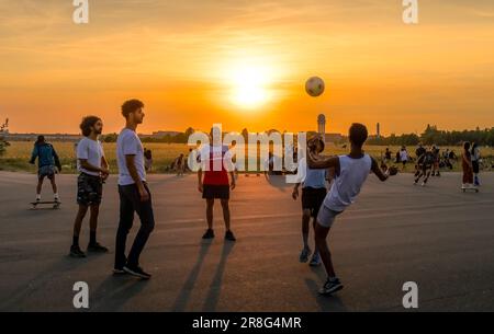 Fußball, Abend, Freizeit, Tempelhofer Feld, Sonnenuntergang, Tempelhof, Tempelhof-Schoeneberg, Berlin, Deutschland +++ KEINE MODELLFREIGABE! Stockfoto