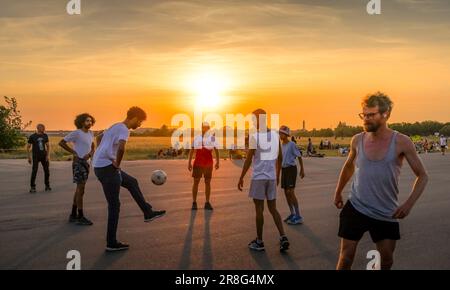 Fußball, Abend, Freizeit, Tempelhofer Feld, Sonnenuntergang, Tempelhof, Tempelhof-Schoeneberg, Berlin, Deutschland +++ KEINE MODELLFREIGABE! Stockfoto