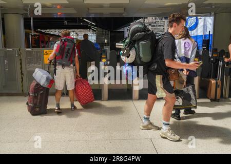 London UK. 21. Juni 2023 Reveller mit Rucksäcken und Campingausrüstung bereiten sich auf die Abfahrt vom Bahnhof Waterloo zum Glastonbury-Festival vor, das ab dem 20-25. Juni in Pilton Somerset an fünf Tagen stattfindet. Guthaben: amer ghazzal/Alamy Live News Stockfoto