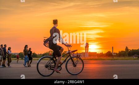 Radfahren, Abend, Freizeit, Tempelhofer Feld, Sonnenuntergang, Tempelhof, Tempelhof-Schoeneberg, Berlin, Deutschland +++ KEINE MODELLFREIGABE! Stockfoto