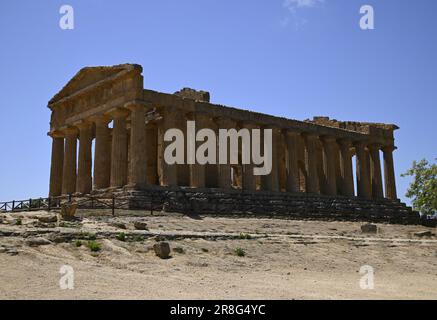 Landschaft mit malerischem Blick auf den Tempel des Dorischen Ordens Concordia an der archäologischen Ausgrabungsstätte Tal der Tempel in Agrigento Sizilien, Italien. Stockfoto