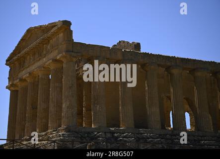 Landschaft mit malerischem Blick auf den Tempel des Dorischen Ordens Concordia an der archäologischen Ausgrabungsstätte Tal der Tempel in Agrigento Sizilien, Italien. Stockfoto