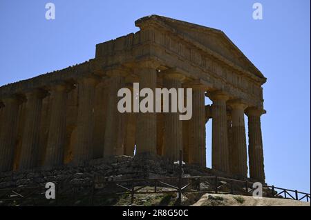 Landschaft mit malerischem Blick auf den Tempel des Dorischen Ordens Concordia an der archäologischen Ausgrabungsstätte Tal der Tempel in Agrigento Sizilien, Italien. Stockfoto