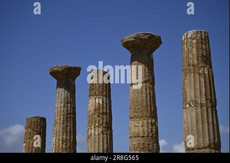 Malerischer Blick auf den Herakeltempel des archaischen Dorischen Ordens an der archäologischen Stätte Tal der Tempel in Agrigento Sizilien, Italien. Stockfoto