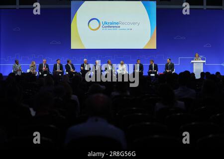 (Von links nach rechts) Bob Pragada, Chief Executive Officer von Jacobs, Anniken Huitfeldt, norwegischer Außenminister Mathias Cormann, Generalsekretär der OECD, Valdis Dombrovskis, EU-Handelskommissar und Exekutivvizepräsident der Europäischen Kommission für eine Wirtschaft, die sich für die Menschen einsetzt, und Achim Steiner, Verwaltungsrat des Entwicklungsprogramms der Vereinten Nationen (UNDP) und Untergeneralsekretär der Vereinten Nationen, Troy Rudd, Chief Executive Officer der AECOM, Werner Hoyer, Präsident der Europäischen Investitionsbank, Lars Lokke Rasmussen, dänische Außenministerin, Anna Bjerde, Managi der Weltbank Stockfoto