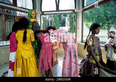 Mädchen beten an, im Inneren der Basilika St. Thomas, Basilika San Thome, Kathedrale, Chennai, Tamil Nadu, Indien, Asien Stockfoto