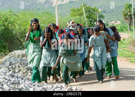 Scheußliche Dorfmädchen auf dem Weg zur Schule bei Madurai, Tamil Nadu, Indien, Asien Stockfoto