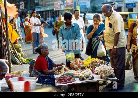 Blumenverkauf vor dem Kapaleeswarar-Tempel, Chennai, Tamil Nadu, Indien, Asien Stockfoto